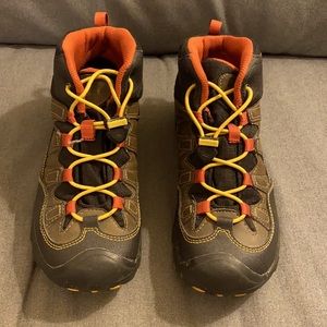 Almost Excellent Gently Used Keen Hiking Boots: Big Boy size 4